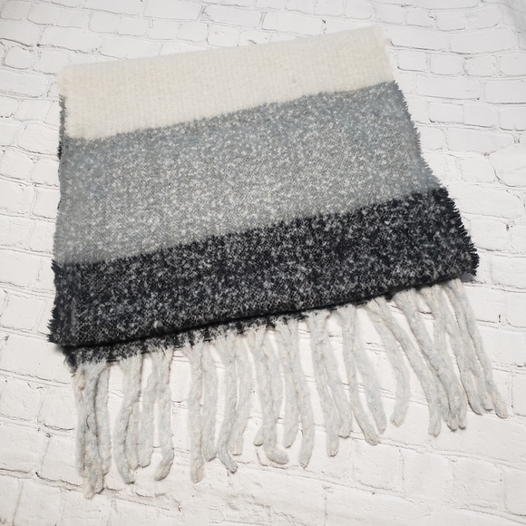 Women's chunky scarf. - Picture 8 of 9